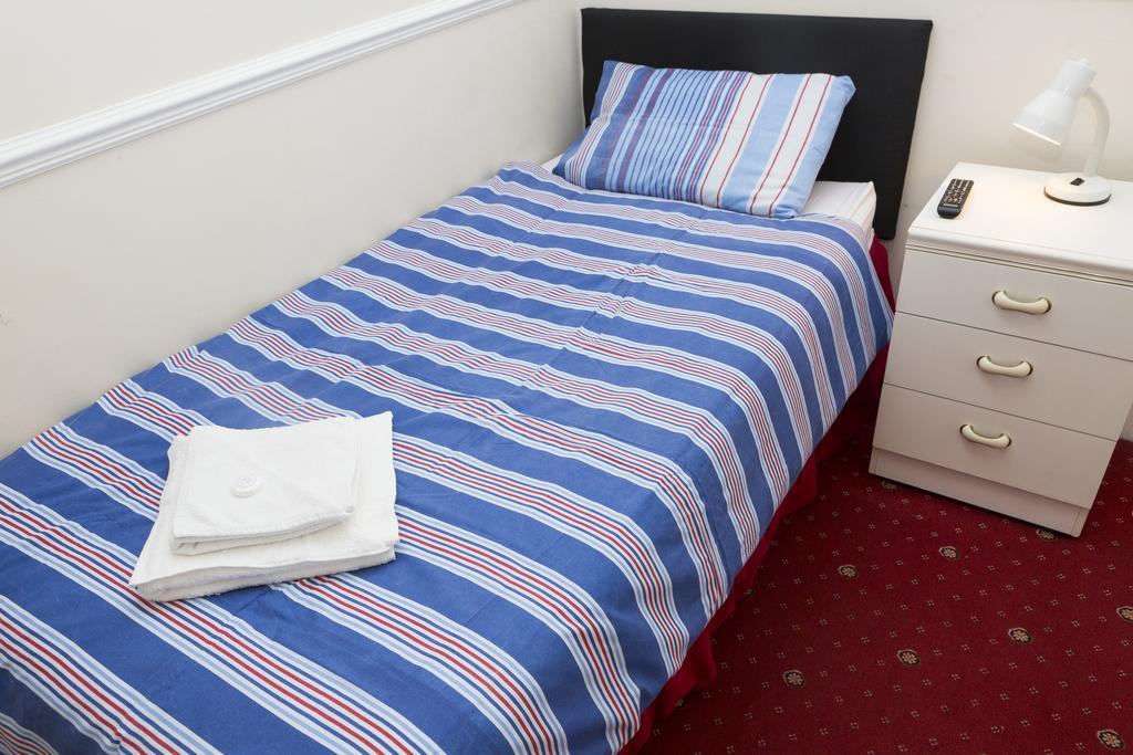 Southend Guest House - Close To Beach, Train Station & Southend Airport Room photo