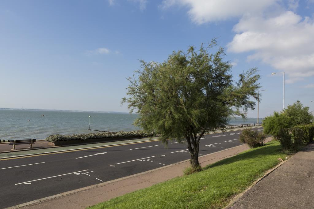 Southend Guest House - Close To Beach, Train Station & Southend Airport Exterior photo