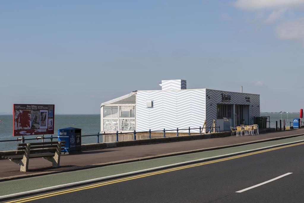 Southend Guest House - Close To Beach, Train Station & Southend Airport Exterior photo