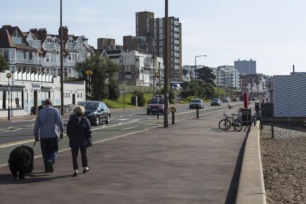 Southend Guest House - Close To Beach, Train Station & Southend Airport Exterior photo