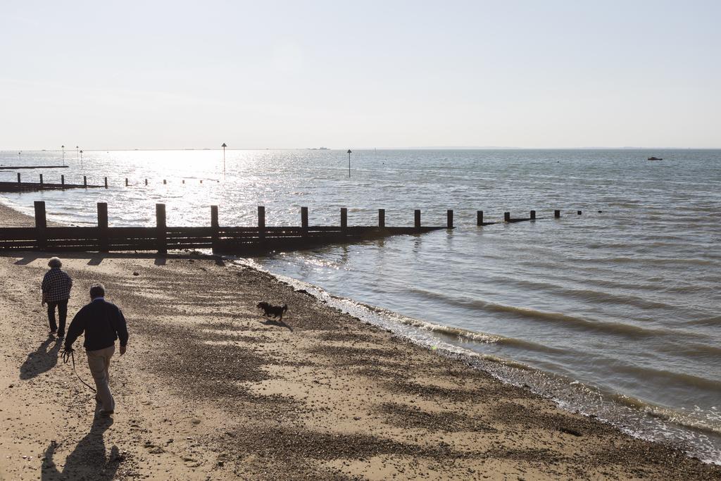 Southend Guest House - Close To Beach, Train Station & Southend Airport Exterior photo