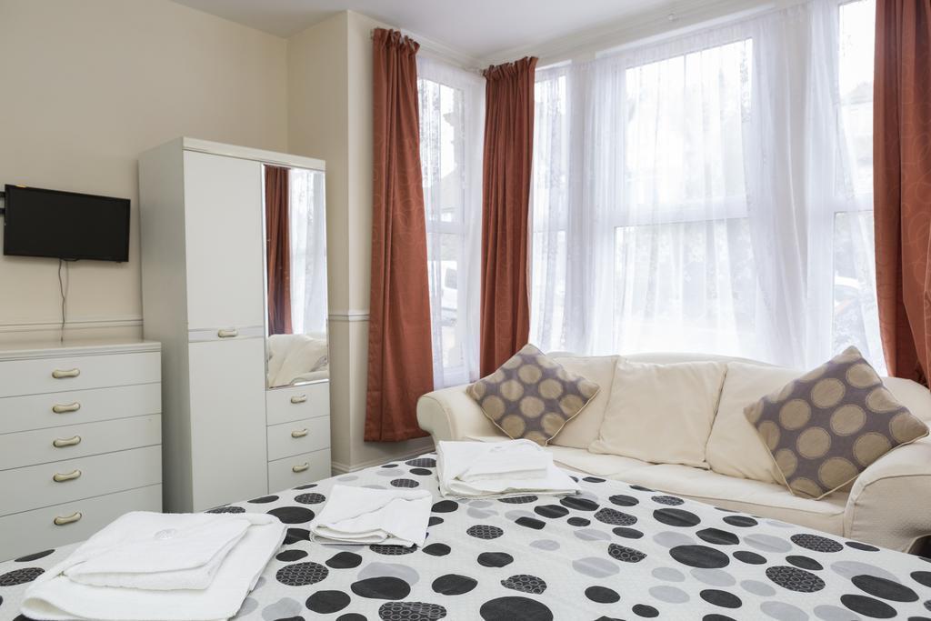 Southend Guest House - Close To Beach, Train Station & Southend Airport Room photo